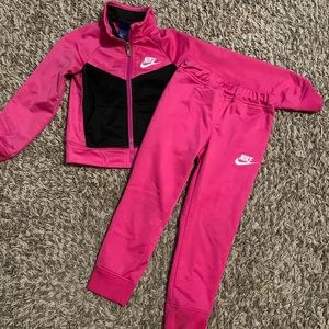 Pink Nike jogger suit. Great condition. Size 3T